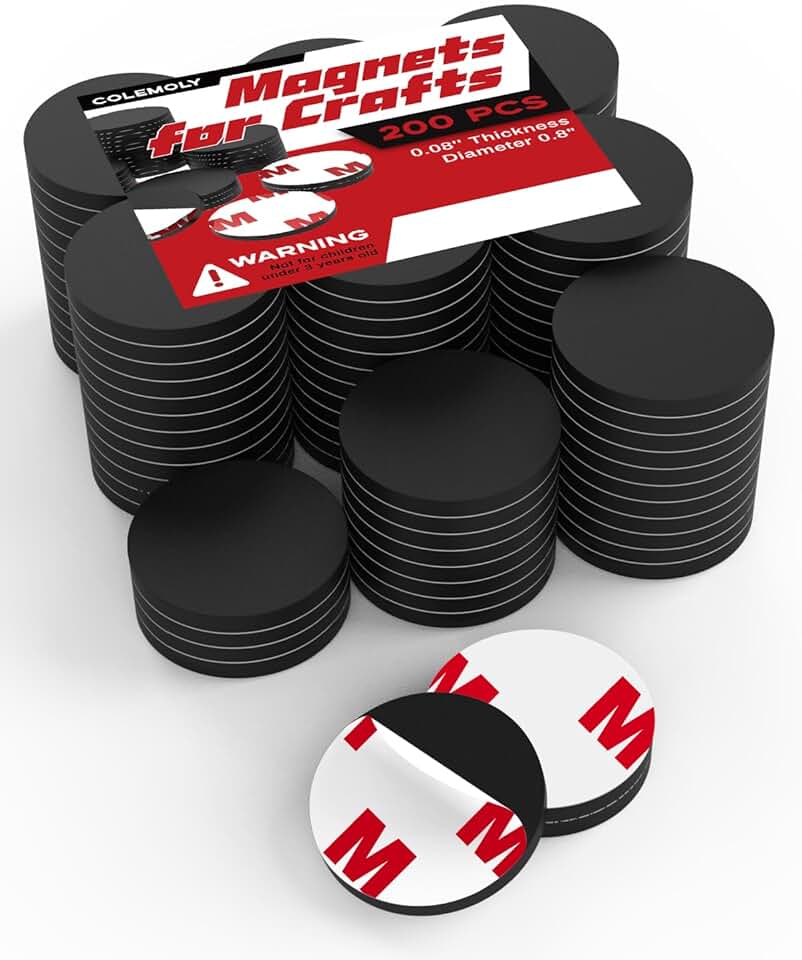 Bursa'da uygun fiyatlı, yüksek kaliteli ve hızlı teslimatlı magnet sticker baskı örneği – tasarım ve matbaa uygulamasıyla masa üstü görsel